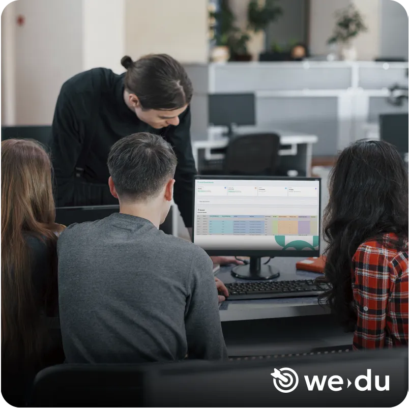 personas usando we do plataforma de gestión de Alitaware socio estratégico para la transformación digital o digitalización de procesos industriales